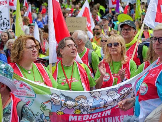Demonstration gegen Gesundheitsrefom Mehrere tausend Teilnehmer aus Pflege und Medizin versammelten sich zum Protest gegen die Gesundheitsreform in Hannover. *** Demonstration against healthcare reform Several thousand participants from the nursing and medical sectors gathered in Hanover to protest against the healthcare reform Copyright: xBerndxGüntherx
