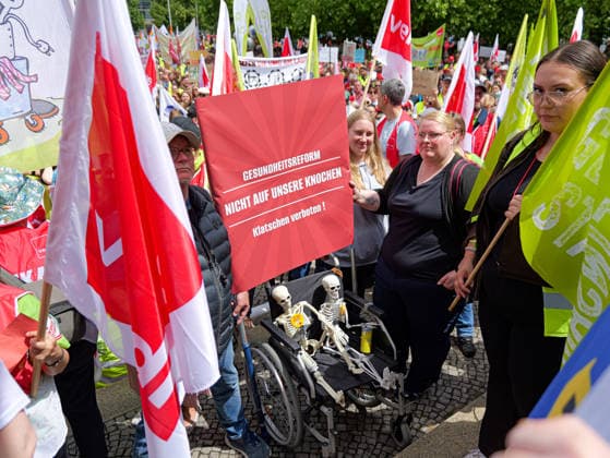 Demonstration gegen Gesundheitsrefom Mehrere tausend Teilnehmer aus Pflege und Medizin versammelten sich zum Protest gegen die Gesundheitsreform in Hannover. *** Demonstration against healthcare reform Several thousand participants from the nursing and medical sectors gathered in Hanover to protest against the healthcare reform Copyright: xBerndxGüntherx