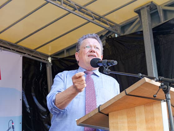 Demonstration gegen Gesundheitsrefom Niedersächsicher Gesaundheitsminister Dr. Andreas Philippi sprache auf der Kundgebung vor dem Neuen Rathaus in Hannover *** Demonstration against health reform Lower Saxonys Health Minister Dr. Andreas Philippi spoke at the rally in front of the New Town Hall in Hanover Copyright: xBerndxGüntherx