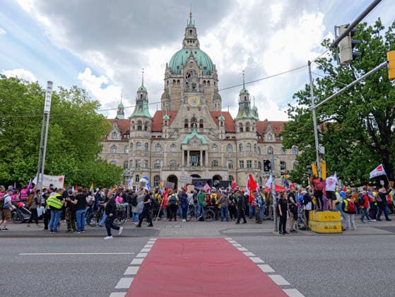 Demonstration gegen Gesundheitsrefom Tausende vor dem Neuen Rathaus in Hannover bei der Kundgebung zur Gesundheitsreform *** Demonstration against healthcare reform Thousands in front of the New Town Hall in Hanover at the rally on healthcare reform Copyright: xBerndxGüntherx