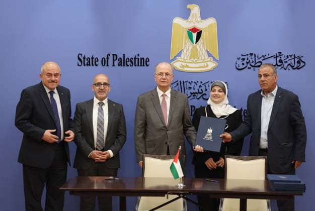 News Bilder des Tages Palestinian government signs $10 million grant agreements for Jerusalem Palestinian Prime Minister Mohammad Mustafa, alongside officials and representatives of international organizations, attends a signing ceremony for four grant agreements worth approximately $10 million at the Prime Minister’s Office in Ramallah, in the occupied West Bank, on June 10, 2026. The grants, provided by the Al-Aqsa Fund through the Arab Bank for Economic Development in Africa (BADEA) and the Islamic Development Bank, will finance projects in infrastructure, roads, health services, and the restoration of residential buildings and public institutions in Jerusalem. Photo by Prime Minister Office apaimages Ramallah West Bank Palestinian Territory 100626_Ramalla Copyright: xapaimagesxPrimexMinisterxOfficex xapaimagesx