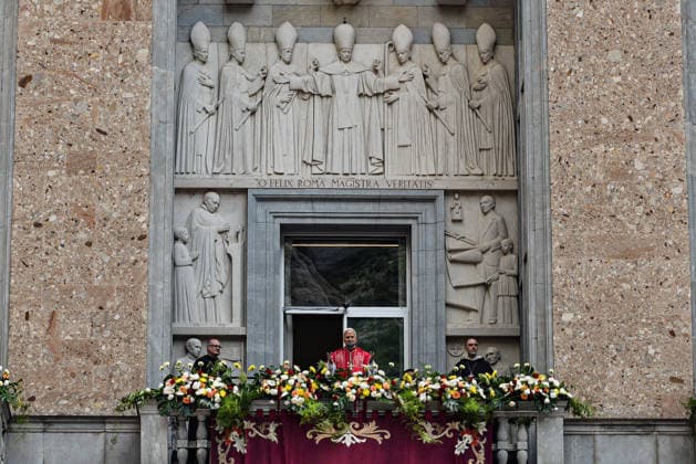 Pope Leo XIV presides the Prayer of the Holy Rosary at the Abbey of Montserrat Pope Leo XIV greets from a balcony during the celebration of the prayer of the Holy Rosary, June 10, 2026, at the Abbey of Our Lady of Montserrat, Barcelona, Catalonia Spain This act of Marian piety is part of the acts that the Pontiff performs during his apostolic journey to Spain that began in Madrid on June 8 10 JUNE 2026 Barcelona, Catalunya Barcelona, Catalunya Spain  Copyright: xAlbertoxParedesx 7586249