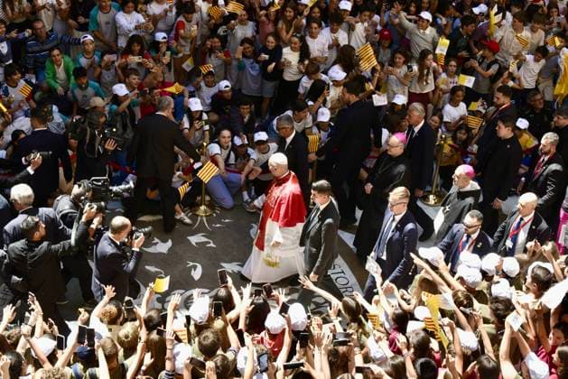 Pope Leo XIV presides the Prayer of the Holy Rosary at the Abbey of Montserrat Pope Leo XIV on his arrival at the celebration of the prayer of the Holy Rosary, on June 10, 2026, at the Abbey of Our Lady of Montserrat, Barcelona, Catalonia Spain This act of Marian piety is part of the acts that the Pontiff performs during his apostolic journey to Spain that began in Madrid on June 8 10 JUNE 2026 Barcelona, Catalonia Barcelona, Catalonia Catalonia Spain  Copyright: xDavidxOllerx 7586290