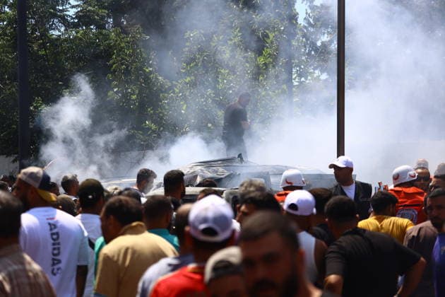 Israeli strikes target southern Lebanon despite ceasefire SIDON, LEBANON - JUNE 10: People gather around a vehicle targeted in an Israeli airstrike in the city of Sidon, Lebanon on June 10, 2026. Israeli forces carried out airstrikes on areas in southern Lebanon despite the ceasefire, with a vehicle targeted in Sidon. Mohammad Abushama Anadolu Sidon Lebanon. Editorial use only. Please get in touch for any other usage.  Copyright: x2026xAnadoluxMohammadxAbushamax
