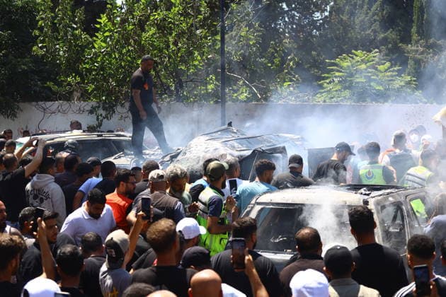 Israeli strikes target southern Lebanon despite ceasefire SIDON, LEBANON - JUNE 10: People gather around a vehicle targeted in an Israeli airstrike in the city of Sidon, Lebanon on June 10, 2026. Israeli forces carried out airstrikes on areas in southern Lebanon despite the ceasefire, with a vehicle targeted in Sidon. Mohammad Abushama Anadolu Sidon Lebanon. Editorial use only. Please get in touch for any other usage.  Copyright: x2026xAnadoluxMohammadxAbushamax