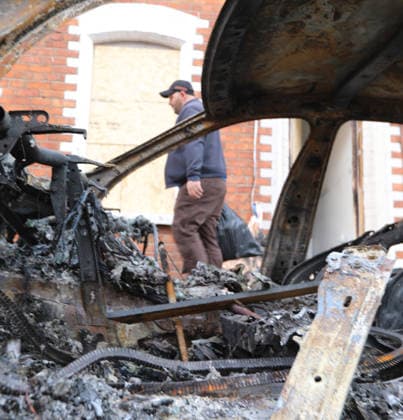 Disorder continues in Belfast after knife attack leaves man seriously injured BELFAST, NORTHERN IRELAND - JUNE 10: A burned-out car is seen on a street in Belfast, Northern Ireland, on June 10, 2026. Disorder continued across parts of Belfast following a knife attack that left a man seriously injured, with fires reported in several areas of the city during the unrest. Conor Mccaughley Anadolu Belfast Ireland. Editorial use only. Please get in touch for any other usage.  Copyright: x2026xAnadoluxConorxMccaughleyx