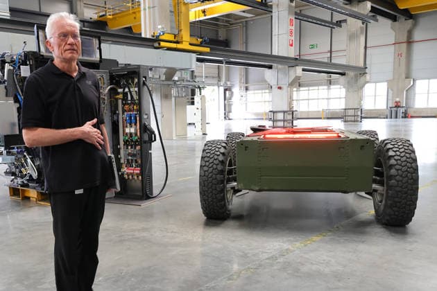 10.06.2026, DEU, Wiesloch Bilanzpressekonferenz der Heidelberger Druckmaschinen AG. Vorstellung von Unmanned Ground Vehicle , einsetzbar u.a. fuer Drohnenabwehr und Transport in Krisengebieten. Bernhard Buck, Leiter Entwicklung *** 10 06 2026, DEU, Wiesloch Annual press conference of Heidelberger Druckmaschinen AG Presentation of Unmanned Ground Vehicle , usable for drone defense and transport in crisis areas Bernhard Buck, Head of Development