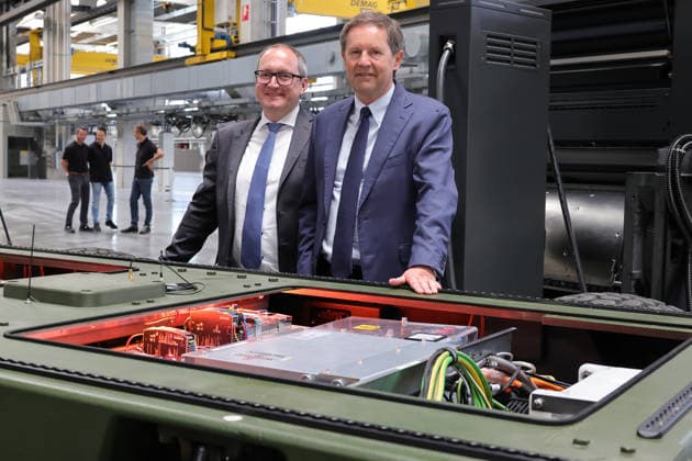 10.06.2026, DEU, Wiesloch Bilanzpressekonferenz der Heidelberger Druckmaschinen AG. Vorstellung von Unmanned Ground Vehicle , einsetzbar u.a. fuer Drohnenabwehr und Transport in Krisengebieten. Juergen Otto, Vorsitzender des Vorstandes Heidelberger Druckmaschinen AG und David Schmedding, Vorstand Technologie und Vertrieb *** 10 06 2026, DEU, Wiesloch Annual Press Conference of Heidelberger Druckmaschinen AG Presentation of Unmanned Ground Vehicle , usable for drone defense and transport in crisis areas Juergen Otto, Chairman of the Management Board of Heidelberger Druckmaschinen AG and David Schmedding, Chief Technology and Sales Officer