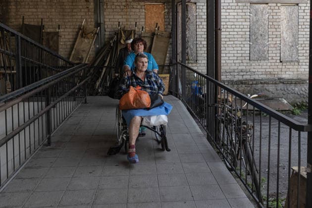 Injured civilians evacuated from hospital after Russian attacks in Druzhkivka DRUZHKIVKA, UKRAINE - JUNE 10: A volunteer assists an injured civilian in a wheelchair during the evacuation of patients from a hospital following Russian attacks in Druzhkivka, Ukraine on June 10, 2026. Volunteers evacuated wounded civilians from the hospital after the attacks. Diego Herrera Carcedo Anadolu Druzhkivka Ukraine. Editorial use only. Please get in touch for any other usage.  Copyright: x2026xAnadoluxDiegoxHerreraxCarcedox