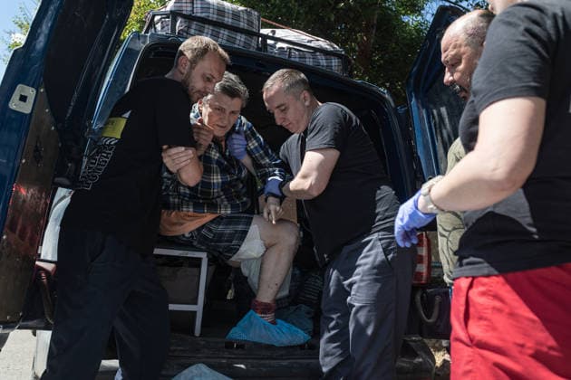 Aftermath of a Russian attack in Ukraine KRAMATORSK, UKRAINE - JUNE 10: Doctors and volunteers transfer to an ambulance a wounded person evacuated from Druzhkivka Hospital following Russian attacks in Kramatorsk, Ukraine, on June 10, 2026. Diego Herrera Carcedo Anadolu Donetsk Oblast Ukraine. Editorial use only. Please get in touch for any other usage.  Copyright: x2026xAnadoluxDiegoxHerreraxCarcedox