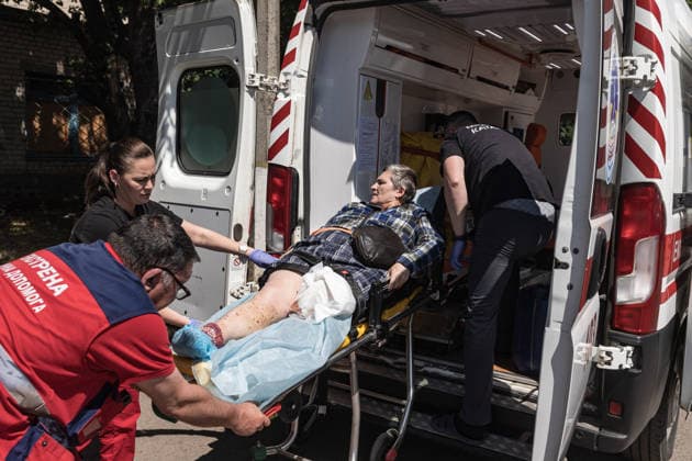 Aftermath of a Russian attack in Ukraine KRAMATORSK, UKRAINE - JUNE 10: Doctors and volunteers transfer to an ambulance a wounded person evacuated from Druzhkivka Hospital following Russian attacks in Kramatorsk, Ukraine, on June 10, 2026. Diego Herrera Carcedo Anadolu Donetsk Oblast Ukraine. Editorial use only. Please get in touch for any other usage.  Copyright: x2026xAnadoluxDiegoxHerreraxCarcedox