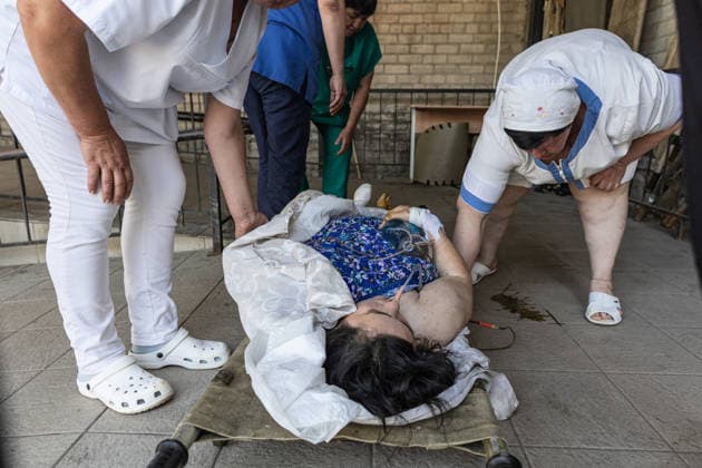 Aftermath of a Russian attack in Ukraine DRUZHKIVKA, UKRAINE - JUNE 10: Doctors and volunteers evacuate injured civilians from a hospital following Russian attacks in Druzhkivka, Ukraine, on June 10, 2026. Diego Herrera Carcedo Anadolu Donetsk Oblast Ukraine. Editorial use only. Please get in touch for any other usage.  Copyright: x2026xAnadoluxDiegoxHerreraxCarcedox