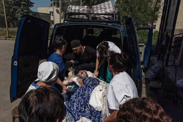 Aftermath of a Russian attack in Ukraine DRUZHKIVKA, UKRAINE - JUNE 10: Doctors and volunteers evacuate injured civilians from a hospital following Russian attacks in Druzhkivka, Ukraine, on June 10, 2026. Diego Herrera Carcedo Anadolu Donetsk Oblast Ukraine. Editorial use only. Please get in touch for any other usage.  Copyright: x2026xAnadoluxDiegoxHerreraxCarcedox
