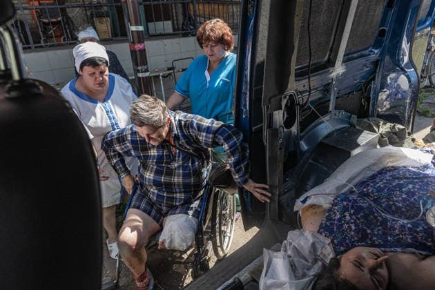Aftermath of a Russian attack in Ukraine DRUZHKIVKA, UKRAINE - JUNE 10: Doctors and volunteers evacuate injured civilians from a hospital following Russian attacks in Druzhkivka, Ukraine, on June 10, 2026. Diego Herrera Carcedo Anadolu Donetsk Oblast Ukraine. Editorial use only. Please get in touch for any other usage.  Copyright: x2026xAnadoluxDiegoxHerreraxCarcedox
