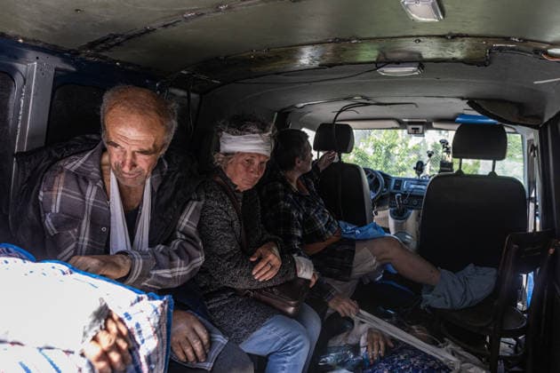 Aftermath of a Russian attack in Ukraine DRUZHKIVKA, UKRAINE - JUNE 10: Volunteers evacuate injured civilians from a hospital following Russian attacks in Druzhkivka, Ukraine, on June 10, 2026. Diego Herrera Carcedo Anadolu Donetsk Oblast Ukraine. Editorial use only. Please get in touch for any other usage.  Copyright: x2026xAnadoluxDiegoxHerreraxCarcedox