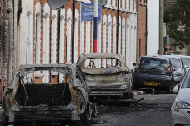 Disorder continues in Belfast after knife attack leaves man seriously injured BELFAST, NORTHERN IRELAND - JUNE 10: A view of burned-out vehicles and homes on a street as police takes measures in east Belfast, Northern Ireland, on June 10, 2026. Disorder continued across parts of Belfast following a knife attack that left a man seriously injured, with fires reported in several areas of the city during the unrest. Conor Mccaughley Anadolu Belfast Northern Ireland. Editorial use only. Please get in touch for any other usage.  Copyright: x2026xAnadoluxConorxMccaughleyx