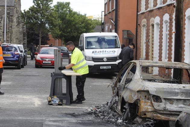 Disorder continues in Belfast after knife attack leaves man seriously injured BELFAST, NORTHERN IRELAND - JUNE 10: A view of burned-out vehicles and homes on a street as police takes measures in east Belfast, Northern Ireland, on June 10, 2026. Disorder continued across parts of Belfast following a knife attack that left a man seriously injured, with fires reported in several areas of the city during the unrest. Conor Mccaughley Anadolu Belfast Northern Ireland. Editorial use only. Please get in touch for any other usage.  Copyright: x2026xAnadoluxConorxMccaughleyx