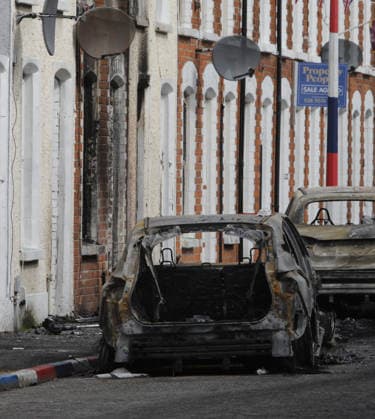 Disorder continues in Belfast after knife attack leaves man seriously injured BELFAST, NORTHERN IRELAND - JUNE 10: A view of burned-out vehicles and homes on a street as police takes measures in east Belfast, Northern Ireland, on June 10, 2026. Disorder continued across parts of Belfast following a knife attack that left a man seriously injured, with fires reported in several areas of the city during the unrest. Conor Mccaughley Anadolu Belfast Northern Ireland. Editorial use only. Please get in touch for any other usage.  Copyright: x2026xAnadoluxConorxMccaughleyx