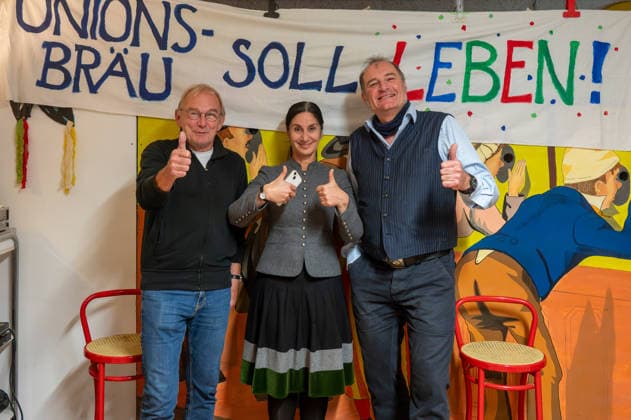 News Bilder des Tages Muenchen, Haidhausen, die Initiatoren der Buergerinitiative Rettet den Unionsbraeu, v. l. Ruppert Pfliegel, Hatun Tolun, Markus Wagner *** Munich, Haidhausen, the initiators of the citizens initiative Rettet den Unionsbraeu, from left Ruppert Pfliegel, Hatun Tolun, Markus Wagner