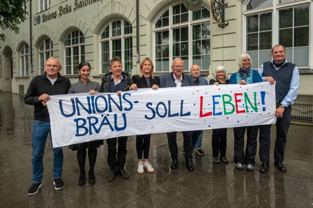 Muenchen, Haidhausen, die Initiatoren der Buergerinitiative Rettet den Unionsbraeu mit Wiggerl Hagen und Bewohnern des Hauses *** Munich, Haidhausen, the initiators of the citizens initiative Rettet den Unionsbraeu with Wiggerl Hagen and residents of the building