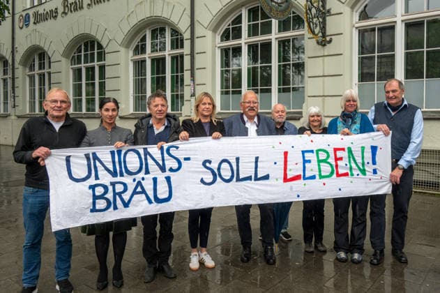 Muenchen, Haidhausen, die Initiatoren der Buergerinitiative Rettet den Unionsbraeu mit Wiggerl Hagen und Bewohnern des Hauses *** Munich, Haidhausen, the initiators of the citizens initiative Rettet den Unionsbraeu with Wiggerl Hagen and residents of the building