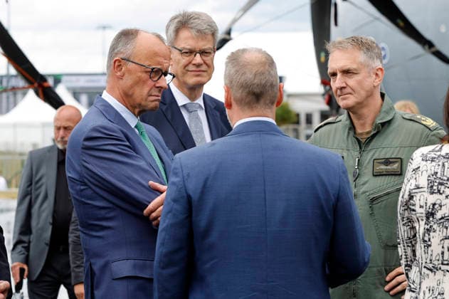 Friedrich Merz, Patrick Schnieder, Michael Schöllhorn und Holger Neumann beim Rundgang auf der ILA Berlin 2026 auf dem ILA-Gelände am Flughafen BER Berlin-Brandenburg. Berlin-Schönefeld, 10.06.2026 *** Friedrich Merz, Patrick Schnieder, Michael Schöllhorn and Holger Neumann on a tour of the ILA Berlin 2026 on the ILA grounds at BER Berlin Brandenburg Airport Berlin Schönefeld, 10 06 2026 Foto:xR.xSchmiegeltx xFuturexImagex ila_opening_6620