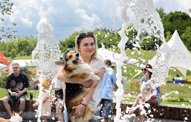 RECORD DATE NOT STATED A woman hugs a Welsh Corgi dog in front of the fountain during the Corgiia: Corgi Race festival, organized to mark the fourth celebration of International Corgi Day, at the Pawwer dog sports arena in Kyiv, Ukraine, on June 6, 2026 (Photo by Volodymyr Tarasov Ukrinform) Corgi Race festival held in Kyiv  Copyright: xVolodymyrxTarasovx
