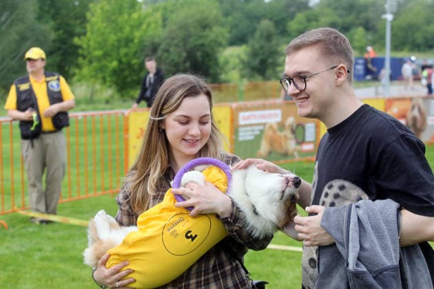 RECORD DATE NOT STATED A woman holds a Welsh Corgi dog that took part in a 40-meter dog race during the Corgiia: Corgi Race festival, organized to mark the fourth celebration of International Corgi Day, at the Pawwer dog sports arena in Kyiv, Ukraine, on June 6, 2026 (Photo by Volodymyr Tarasov Ukrinform) Corgi Race festival held in Kyiv  Copyright: xVolodymyrxTarasovx