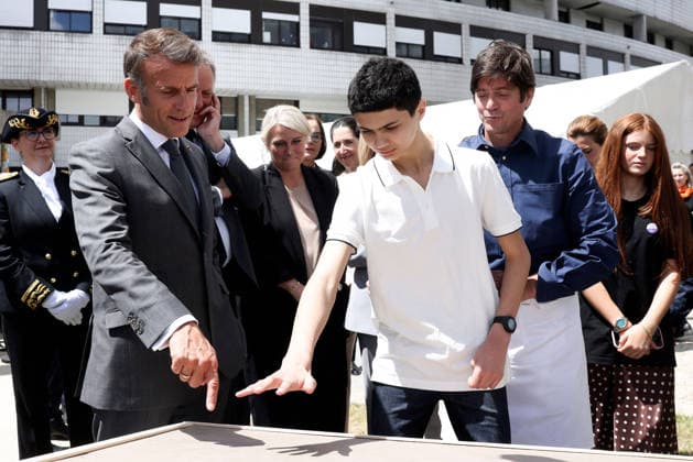 Emmanuel Macron and Brigitte Macron Visit the Robert-Debre Hospital - Paris French President Emmanuel Macron attends a handprint event during the foundation stone laying ceremony for the Child Brain Institute (ICE - Institut Robert-Debre du Cerveau de l’Enfant) at the Robert-Debre Hospital in Paris on June 10, 2026. Photo by Stephane Lemouton Pool ABACAPRESS.COM Paris France  Copyright: xLemoutonxStephane Pool ABACAx