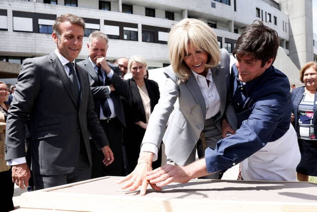 News Bilder des Tages Emmanuel Macron and Brigitte Macron Visit the Robert-Debre Hospital - Paris French President Emmanuel Macron and his wife Brigitte Macron attend a handprint event during the foundation stone laying ceremony for the Child Brain Institute (ICE - Institut Robert-Debre du Cerveau de l’Enfant) at the Robert-Debre Hospital in Paris on June 10, 2026. Photo by Stephane Lemouton Pool ABACAPRESS.COM Paris France  Copyright: xLemoutonxStephane Pool ABACAx