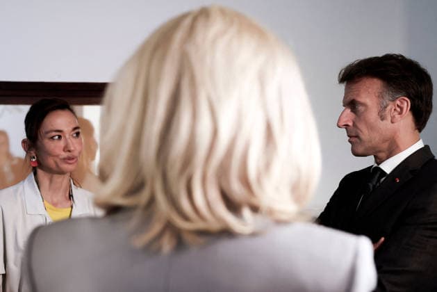 Emmanuel Macron and Brigitte Macron Visit the Robert-Debre Hospital - Paris French President Emmanuel Macron and his wife Brigitte Macron talk with with pediatrician Tania Ikowsky during a visit of the UAPED unit (Unite d Accueil Pediatrique Enfant en Danger), a hospital structure specializing in the care of children who are victims of violence, abuse or neglect, at the Robert-Debre Hospital in Paris on June 10, 2026. Photo by Stephane Lemouton Pool ABACAPRESS.COM Paris France  Copyright: xLemoutonxStephane Pool ABACAx