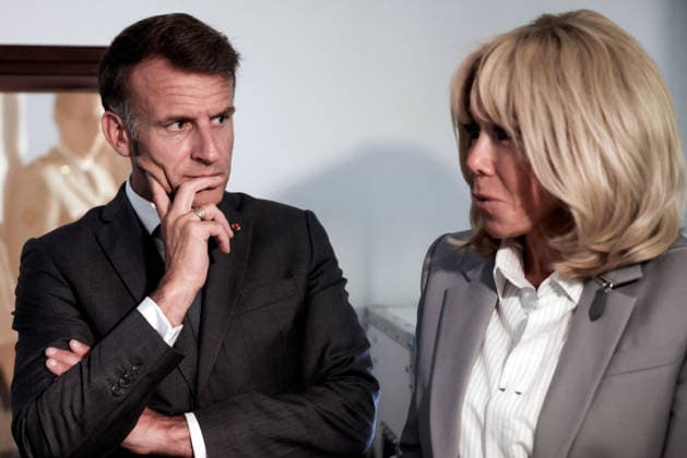 Emmanuel Macron and Brigitte Macron Visit the Robert-Debre Hospital - Paris French President Emmanuel Macron and his wife Brigitte Macron talk with with pediatrician Tania Ikowsky during a visit of the UAPED unit (Unite d Accueil Pediatrique Enfant en Danger), a hospital structure specializing in the care of children who are victims of violence, abuse or neglect, at the Robert-Debre Hospital in Paris on June 10, 2026. Photo by Stephane Lemouton Pool ABACAPRESS.COM Paris France  Copyright: xLemoutonxStephane Pool ABACAx