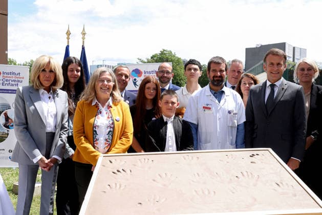 Emmanuel Macron and Brigitte Macron Visit the Robert-Debre Hospital - Paris French President Emmanuel Macron and his wife Brigitte Macron attend a handprint event during the foundation stone laying ceremony for the Child Brain Institute (ICE - Institut Robert-Debre du Cerveau de l’Enfant) at the Robert-Debre Hospital in Paris on June 10, 2026. Photo by Stephane Lemouton Pool ABACAPRESS.COM Paris France  Copyright: xLemoutonxStephane Pool ABACAx