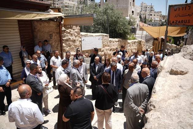 Diplomats visit Khan al-Ahmar amid concerns over displacement Arab and foreign ambassadors and consuls accredited to the State of Palestine, accompanied by Palestinian ministers, visit the village of Khan al-Ahmar, east of Jerusalem, on June 10, 2026, during a field tour organized by the Palestinian government to assess the conditions of residents facing the threat of displacement. Photo by Prime Minister Office apaimages Ramallah West Bank Palestinian Territory 100626_Jerusalem_PMO_00(7).jpeg Copyright: xapaimagesxPrimexMinisterxOfficex xapaimagesx