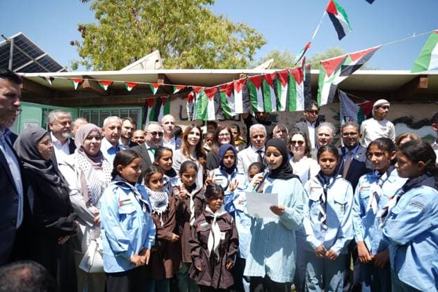 News Bilder des Tages Diplomats visit Khan al-Ahmar amid concerns over displacement Arab and foreign ambassadors and consuls accredited to the State of Palestine, accompanied by Palestinian ministers, visit the village of Khan al-Ahmar, east of Jerusalem, on June 10, 2026, during a field tour organized by the Palestinian government to assess the conditions of residents facing the threat of displacement. Photo by Prime Minister Office apaimages Ramallah West Bank Palestinian Territory 100626_Jerusalem_PMO_00(9).jpeg Copyright: xapaimagesxPrimexMinisterxOfficex xapaimagesx