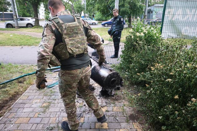 Law enforcers work at the scene of a Russian drone strike near an apartment block in Kharkiv, Ukraine, June 10, 2026. Russian forces struck the northeastern city with drones, injuring at least eight people. One of the drones hit an apartment block, housing a dental office. (Photo by Viacheslav Madiievskyi Ukrinform) Russians damage dental office in Kharkiv  Copyright: xViacheslavxMadiievskyix