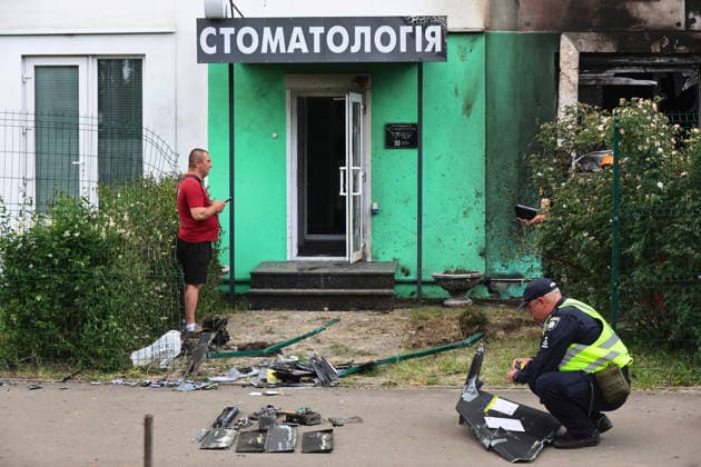 Russians damage dental office in Kharkiv A law enforcer squats by the wreckage of a Russian drone near a dental office, situated in an apartment block, Kharkiv, Ukraine, June 10, 2026. Russian forces struck the northeastern city with drones, injuring at least eight people. One of the drones hit an apartment block, housing a dental office., Credit:Viacheslav Madiievskyi Ukrinform Avalon Ukraine, Kharkiv  Copyright: xViacheslavxMadiievskyix xUkrinformx xAvalonx 1109309011