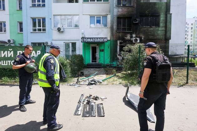 Russians damage dental office in Kharkiv Law enforcement officers examine the wreckage of a strike drone used by Russian forces to attack a district of Kharkiv, Ukraine, June 10, 2026. Russian forces struck the northeastern city with drones, injuring at least eight people. One of the drones hit an apartment block, housing a dental office., Credit:Viacheslav Madiievskyi Ukrinform Avalon Ukraine, Kharkiv  Copyright: xViacheslavxMadiievskyix xUkrinformx xAvalonx 1109309069