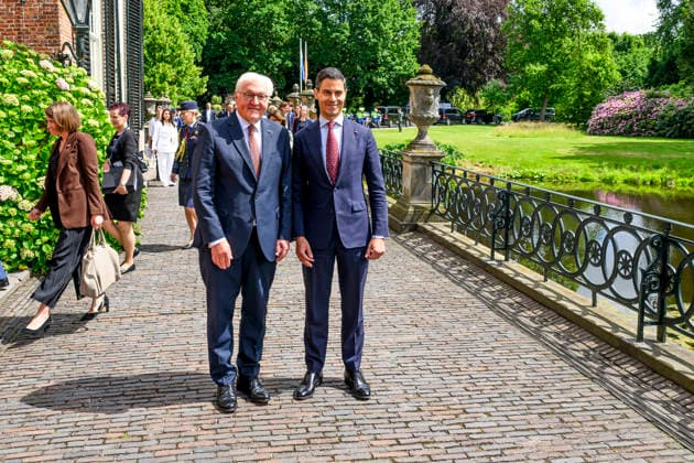 10-06-2026 Voorschoten Federal President of Germany Frank-Walter Steinmeier and Rob Jetten pose before the government lunch at castle Duivenvoorde in Voorschoten on the 2nd day of the 3 day statevisit to the Netherlands. Â  Copyright: xPPEx