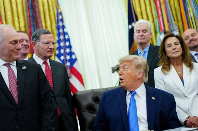 Trump During a Signing Ceremony for the Secure America Act - Washington US President Donald Trump, center, during a signing ceremony for the Secure America Act in the Oval Office of the White House in Washington, DC, US, on Wednesday, June 10, 2026. President Donald Trump prevailed after dissident Republican lawmakers abandoned an effort to leverage a $70 billion spending package to prevent him from reviving a payout fund for political allies who say they were unfairly targeted by the Biden administration. Photo by Aaron Schwartz Pool ABACAPRESS.COM  Copyright: xPool ABACAx