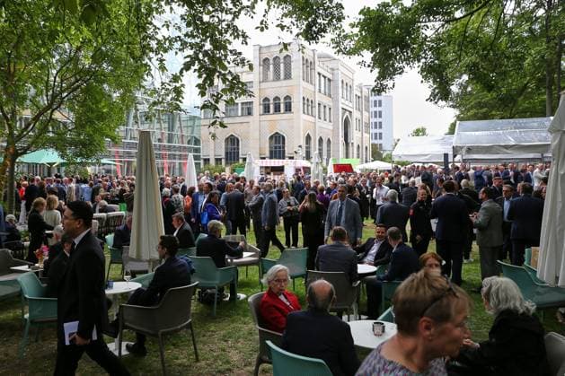 Berlin, Deutschland, 10.06.2026: NRW-Landesvertretung: Sommerfest Vertretung Nordrhein-Westfalen beim Bund: Gäste haben sich im Garten versammelt *** Berlin, Germany, 10 06 2026 NRW State Representation Summer Party Representation of North Rhine-Westphalia to the Federal Government Guests have gathered in the garden Copyright: xdtsxNachrichtenagenturx dts_122369