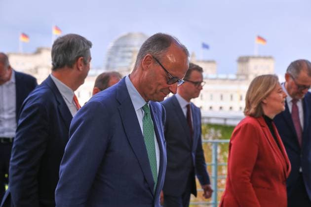 News Bilder des Tages Berlin, Deutschland, 10.06.2026: Bundeskanzleramt: Gespräch mit Vertretern von Gewerkschaften, Wirtschaftsverbänden und Koalition: L-R: SPD-Fraktionschef Matthias Miersch, CSU-Chef Markus Söder, Bundesminister des Innern Alexander Dobrindt (CSU), Bundeskanzler Friedrich Merz (CDU), CDU-Generalsekretär Carsten Linnemann, Bundesministerin für Arbeit und Soziales Bärbel Bas (SPD), Präsident von Gesamtmetall Rainer Dulger *** Berlin, Germany, 10 06 2026 Federal Chancellery Meeting with representatives of trade unions, business associations and the coalition L R SPD parliamentary group leader Matthias Miersch, CSU leader Markus Söder, Federal Minister of the Interior Alexander Dobrindt CSU , Federal Chancellor Friedrich Merz CDU , CDU Secretary Copyright: xdtsxNachrichtenagenturx dts_122378