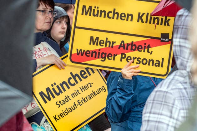 News Bilder des Tages Rettet das Gesundheitswesen, Demonstration gegen die Sparpolitik, Gesundheit ist keine Ware, Kundgebung der Gewerkschaft verdi auf dem Odeonsplatz, München, 10. Juni 2026 Deutschland, MuÌˆnchen, 10. Juni.2026, Motto: Rettet das Gesundheitswesen, gegen die Sparpolitik, Gesundheit ist keine Ware, Kundgebung der Gewerkschaft verdi auf dem Odeonsplatz, ab 17 Uhr, dabei Gewerkschaftsmitglieder aus Kliniken und Pflege, Schilder München Klinik, Mehr Arbeit, weniger Personal, Protest gegen die geplante Gesundheitsreform von Ministerin Warken, ca. 400 Teilnehmende, Regenwetter, Bayern, bayerisch, bayerische, Querformat, *** Save the healthcare system, demonstration against the austerity policy, health is not a commodity, rally of the trade union v