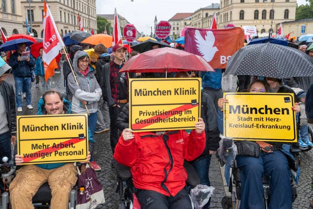 Rettet das Gesundheitswesen, gegen die Sparpolitik, Gesundheit ist keine Ware, Kundgebung der Gewerkschaft verdi auf dem Odeonsplatz, München, 10. Juni 2026 Deutschland, MuÌˆnchen, 10. Juni.2026, Motto: Rettet das Gesundheitswesen, gegen die Sparpolitik, Gesundheit ist keine Ware, Kundgebung der Gewerkschaft verdi auf dem Odeonsplatz, ab 17 Uhr, dabei Gewerkschaftsmitglieder aus Kliniken und Pflege, Schilder München Klinik, Mehr Arbeit, weniger Personal, Privatisierungim Gesundheitswesen, München, Stadt mit Herz-Kreislauf-Erkrankung, Protest gegen die geplante Gesundheitsreform von Ministerin Warken, ca. 400 Teilnehmende, Regenwetter, Bayern, bayerisch, bayerische, Querformat, *** Save the healthcare system, against the austerity policy,
