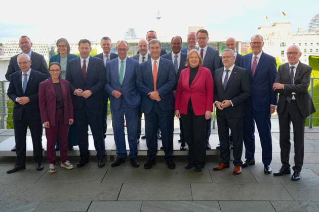News Bilder des Tages Treffen des Bundeskanzler mit den Sozialverbaenden Gruppenfoto und Gruppenbild von Bundeskanzler Friedrich Merz mit Teilnehmern des Kabinett und Koalitionsausschuss gemeinsam mit den Vorsitzenden der Sozialverbaenden und Sozialpartnern im Kanzleramt, Berlin, 10.06.2026 Berlin Berlin Deutschland *** Meeting of the Federal Chancellor with the social organizations Group photo and group photo of Federal Chancellor Friedrich Merz with participants of the Cabinet and Coalition Committee together with the chairmen of the social organizations and social partners in the Chancellery, Berlin, 10 06 2026 Berlin Berlin Germany