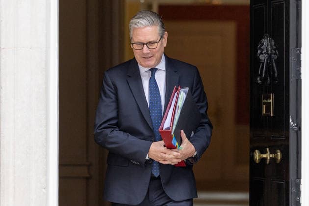 UK Prime Minister Keir Starmer departs No.10 ahead of PMQs - 10 Jun 2026 UK Prime Minister Keir Starmer, departs No.10 Downing Street, ahead of Prime Minister s Questions, in the House of Commons, London. London United Kingdom Copyright: xPhilxLewisx xSOPAxImagesx KeirStarmerPMQ-2001