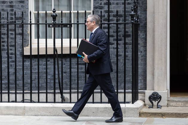 UK Prime Minister Keir Starmer departs No.10 ahead of PMQs UK Prime Minister Keir Starmer, departs No.10 Downing Street, ahead of Prime Minister s Questions, in the House of Commons, London Copyright: xPhilxLewisx xSOPAxImagesx KeirStarmerPMQ-2008