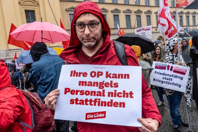 Stefan Jagel, Stadtrat Die Linke, bei Demo Rettet das Gesundheitswesen, Demonstration gegen die Sparpolitik, Gesundheit ist keine Ware, Kundgebung der Gewerkschaft verdi auf dem Odeonsplatz, München, 10. Juni 2026 Deutschland, MuÌˆnchen, 10. Juni.2026, Motto: Rettet das Gesundheitswesen, gegen die Sparpolitik, Gesundheit ist keine Ware, Kundgebung der Gewerkschaft verdi auf dem Odeonsplatz, ab 17 Uhr, Die Linke-Stadtrat und Ex-OB-Kandidat Stefan Jagel mit Schild: Ihre OP kann mangels Personal nicht stattfinden, Protest gegen die geplante Gesundheitsreform von Ministerin Warken, ca. 400 Teilnehmende, Regenwetter, Bayern, bayerisch, bayerische, Querformat, *** Stefan Jagel, City Councilor Die Linke, at demonstration Save the health care sys