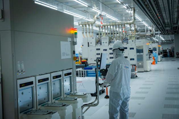 Infineon Technologies AG in Dresden Reinraum der neuen Smart Power Fab der Infineon Technologies AG in Dresden am 10. Juni. Am 2. Juli wird die Smart Power Fab feierlich eröffnet. Das neue Werk ist mit einem Investitionsvolumen von fünf Milliarden Euro die größte Einzelinvestition in der Geschichte von Infineon und eines der größten Investitionsprojekte in Deutschland. Anlage für das chemisch-mechanische Polieren von 300 mm Wafern in der neuen Smart Power Fab der Infineon Technologies AG in Dresden Dresden Sachsen Deutschland *** Infineon Technologies AG in Dresden Cleanroom of the new Smart Power Fab of Infineon Technologies AG in Dresden on June 10 On July 2, the Smart Power Fab will be ceremonially opened The new plant is the la