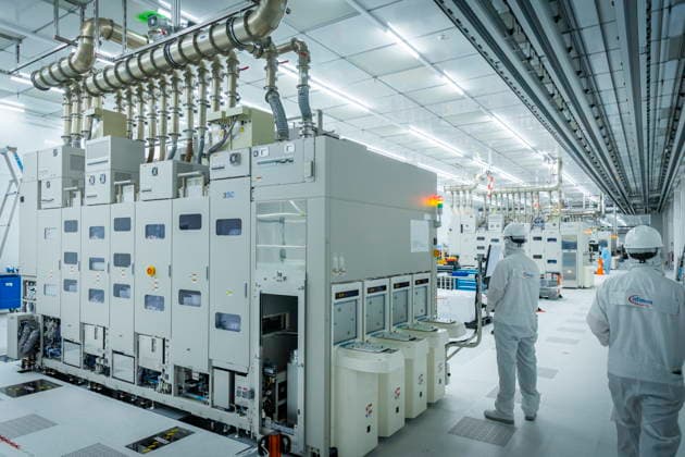 Infineon Technologies AG in Dresden Reinraum der neuen Smart Power Fab der Infineon Technologies AG in Dresden am 10. Juni. Am 2. Juli wird die Smart Power Fab feierlich eröffnet. Das neue Werk ist mit einem Investitionsvolumen von fünf Milliarden Euro die größte Einzelinvestition in der Geschichte von Infineon und eines der größten Investitionsprojekte in Deutschland. Anlage für das chemisch-mechanische Polieren von 300 mm Wafern in der neuen Smart Power Fab der Infineon Technologies AG in Dresden Dresden Sachsen Deutschland *** Infineon Technologies AG in Dresden Cleanroom of the new Smart Power Fab of Infineon Technologies AG in Dresden on June 10 On July 2, the Smart Power Fab will be ceremonially opened The new plant is the la